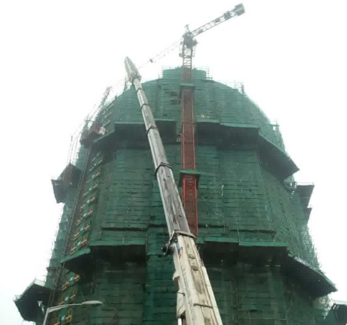 裕安吊车在工地上作业